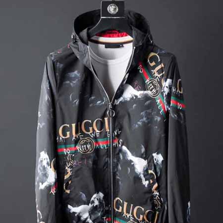 Gucci經典圖案貫穿春夏系列迷彩涂鴉裝飾<a href=/tag/clothes/jiake.html target=_blank class=infotextkey>夾克</a>