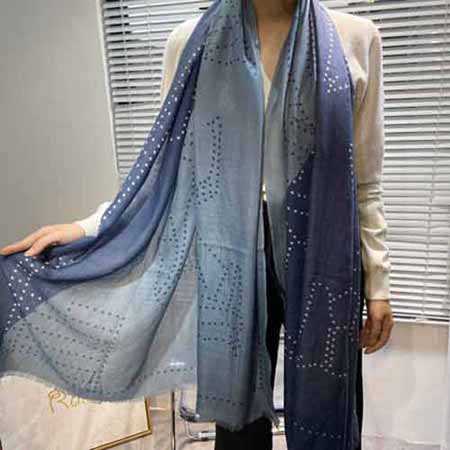 女士圍巾品牌愛馬仕圍巾增加了更多的柔美和仙氣兒 大牌的設計